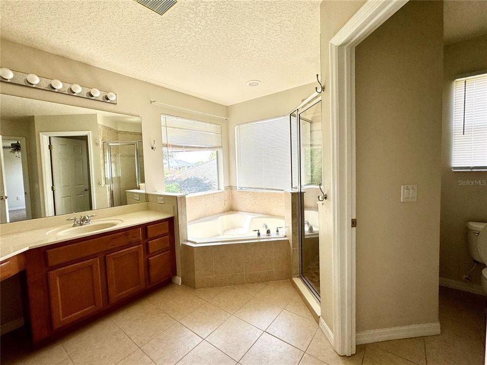 For Rent: $3,100 (4 beds, 2 baths, 2871 Square Feet)