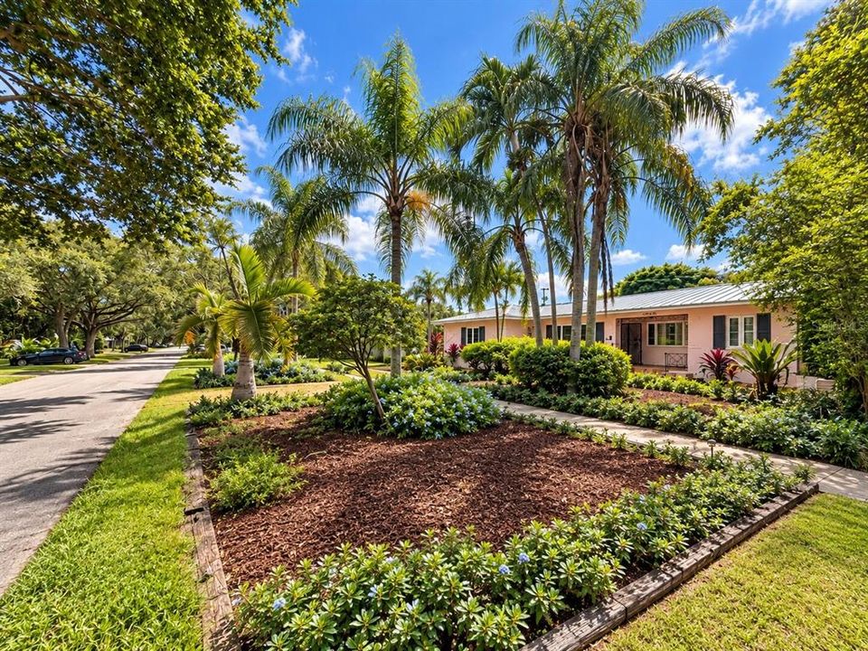 For Sale: $1,099,999 (2 beds, 2 baths, 1993 Square Feet)