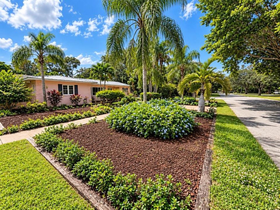 For Sale: $1,099,999 (2 beds, 2 baths, 1993 Square Feet)