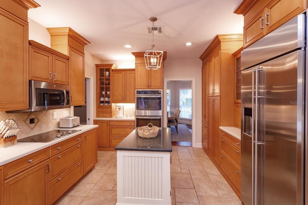 For Sale: $1,100,000 (6 beds, 5 baths, 4048 Square Feet)