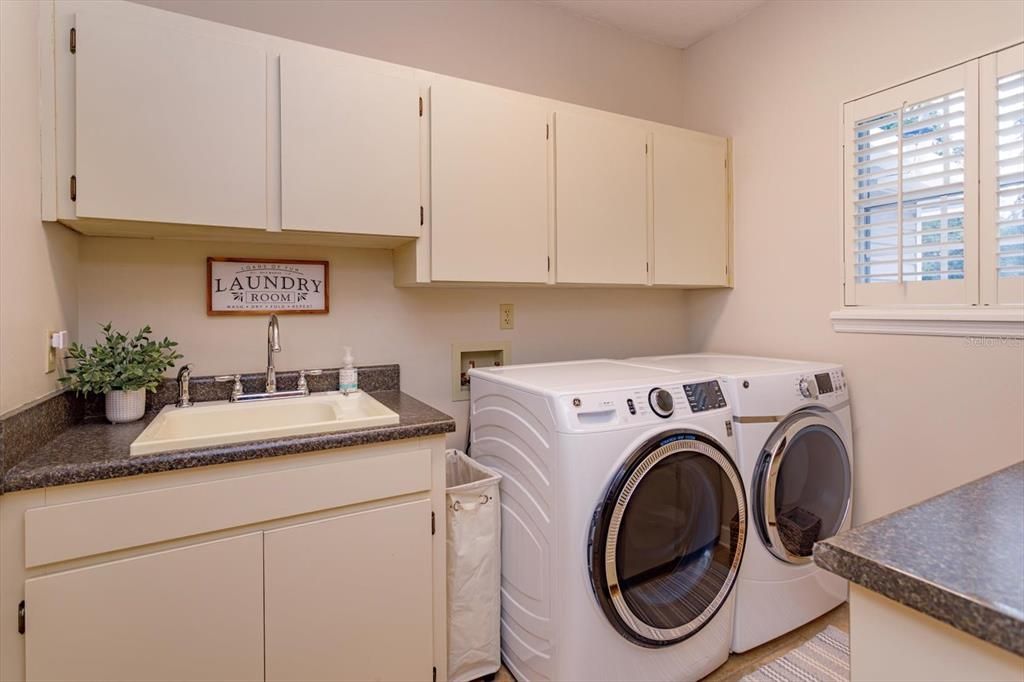For Sale: $1,100,000 (6 beds, 5 baths, 4048 Square Feet)