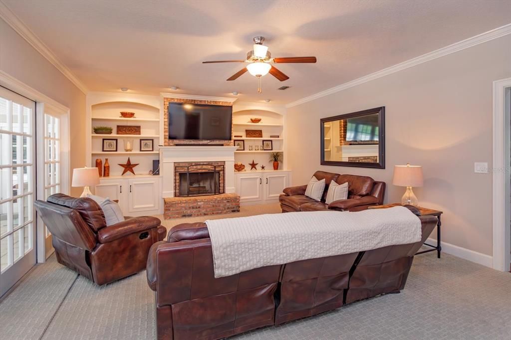 For Sale: $1,100,000 (6 beds, 5 baths, 4048 Square Feet)