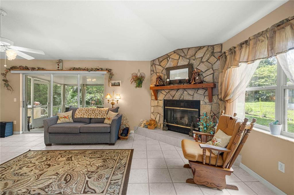 На продажу: $300,000 (3 спален, 2 ванн, 1774 Квадратных фут)