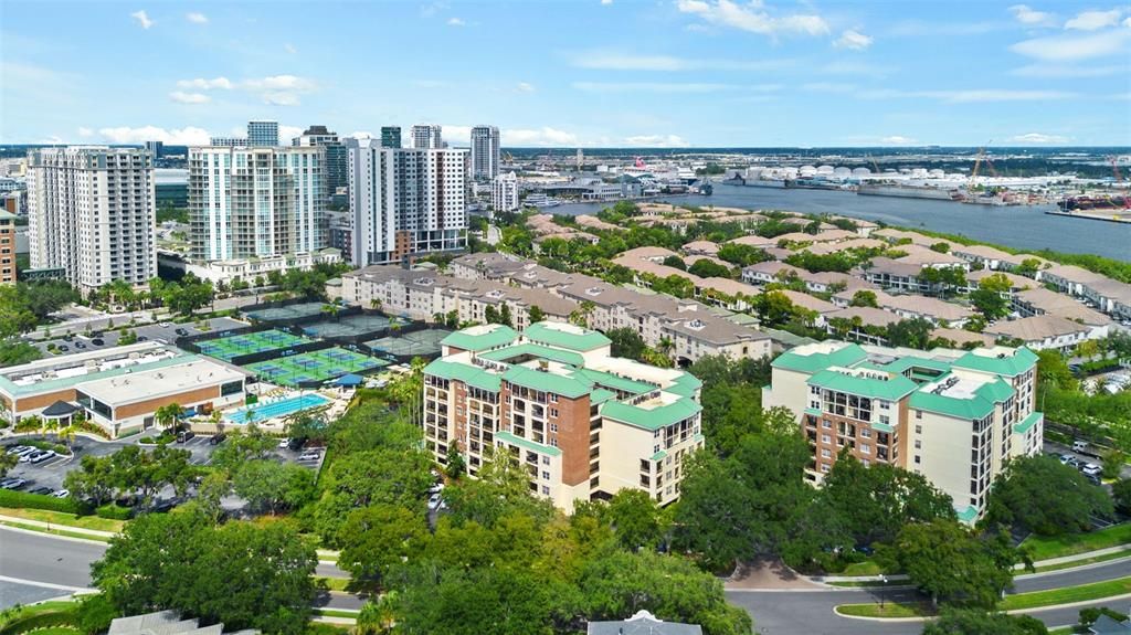 Под контрактом: $650,000 (2 спален, 2 ванн, 1448 Квадратных фут)
