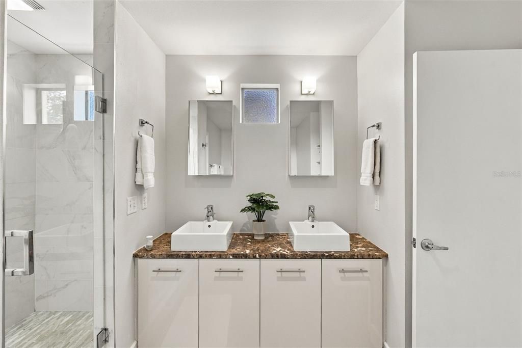 En Venta: $749,000 (3 camas, 2 baños, 2541 Pies cuadrados)