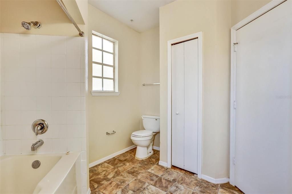 For Sale: $150,000 (2 beds, 2 baths, 1242 Square Feet)