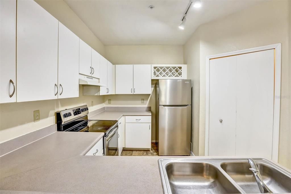 For Sale: $150,000 (2 beds, 2 baths, 1242 Square Feet)
