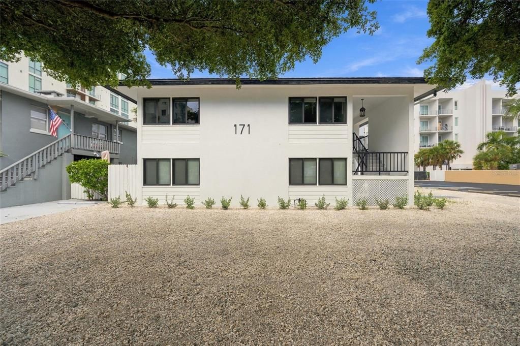 For Rent: $3,250 (2 beds, 2 baths, 1000 Square Feet)