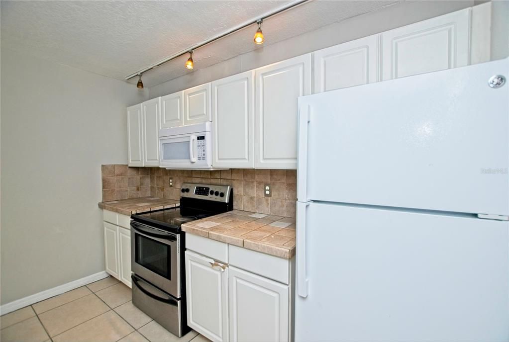 For Sale: $200,000 (2 beds, 2 baths, 1285 Square Feet)