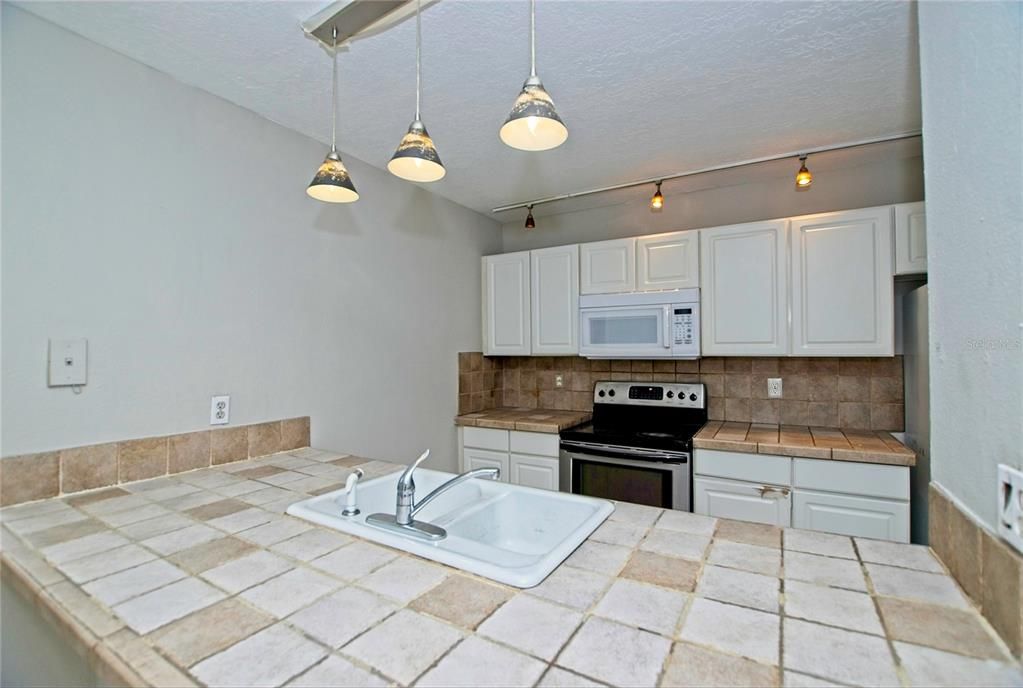 For Sale: $200,000 (2 beds, 2 baths, 1285 Square Feet)