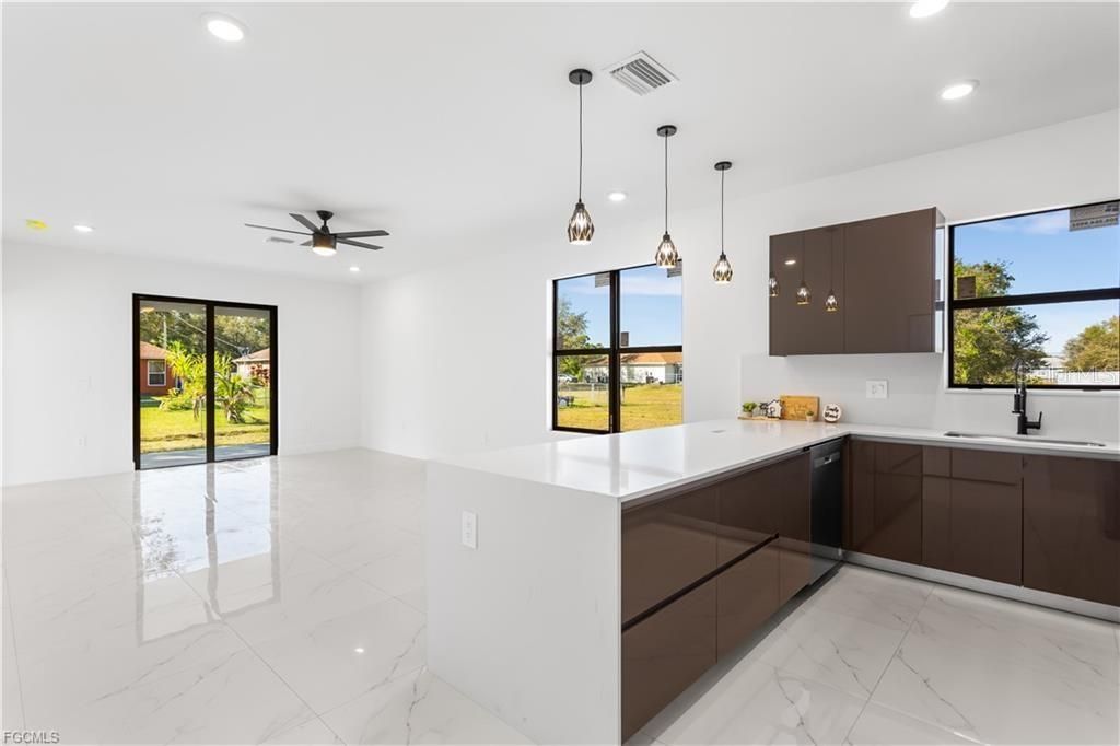 For Rent: $2,000 (3 beds, 2 baths, 1324 Square Feet)