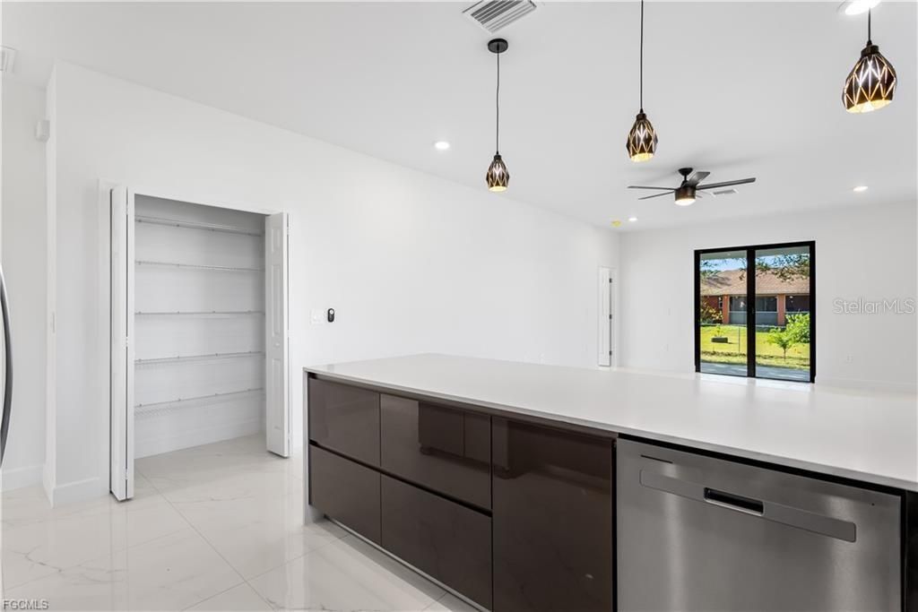 For Rent: $2,000 (3 beds, 2 baths, 1324 Square Feet)