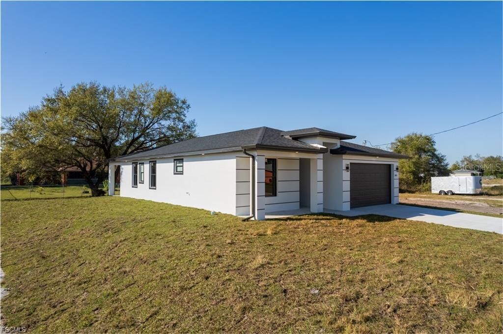 For Rent: $2,000 (3 beds, 2 baths, 1324 Square Feet)