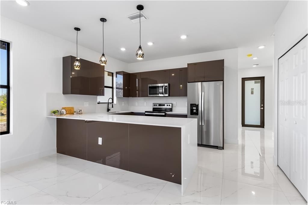 For Rent: $2,000 (3 beds, 2 baths, 1324 Square Feet)