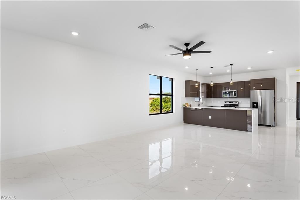 For Rent: $2,000 (3 beds, 2 baths, 1324 Square Feet)