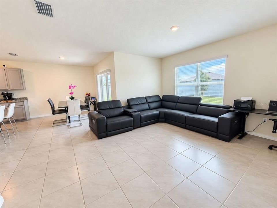 For Sale: $355,000 (4 beds, 2 baths, 1828 Square Feet)
