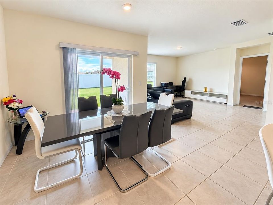 For Sale: $355,000 (4 beds, 2 baths, 1828 Square Feet)