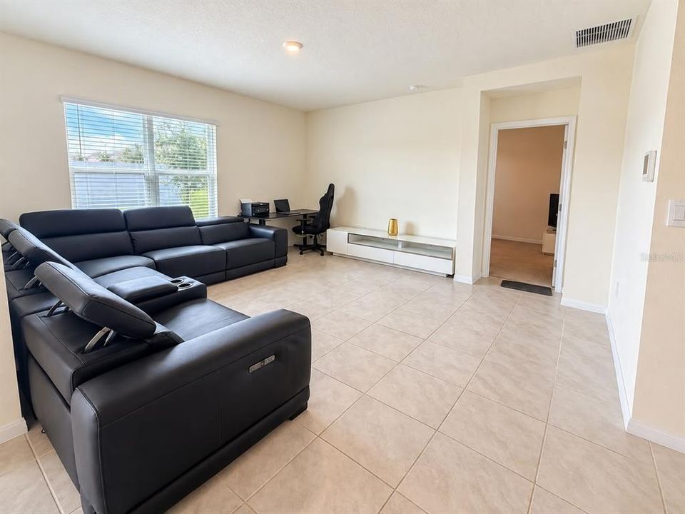 For Sale: $355,000 (4 beds, 2 baths, 1828 Square Feet)
