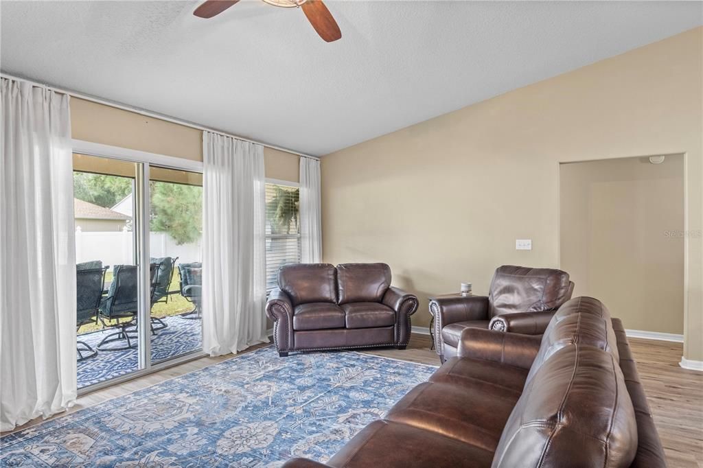 En Venta: $364,250 (4 camas, 2 baños, 2080 Pies cuadrados)