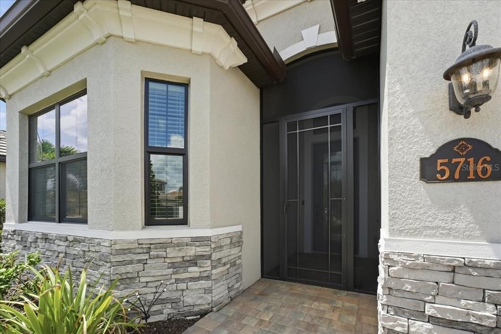 For Sale: $1,100,000 (3 beds, 2 baths, 2006 Square Feet)