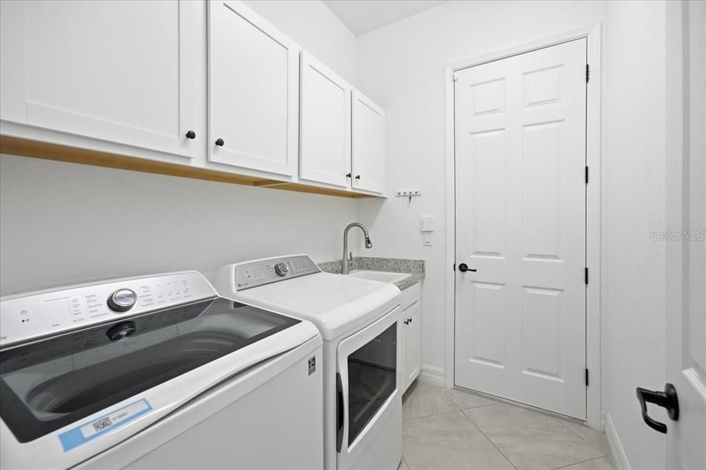 For Sale: $1,100,000 (3 beds, 2 baths, 2006 Square Feet)