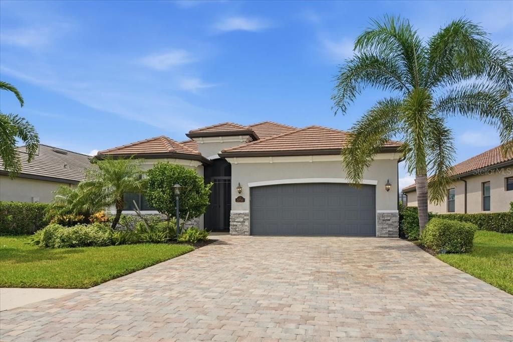 For Sale: $1,100,000 (3 beds, 2 baths, 2006 Square Feet)