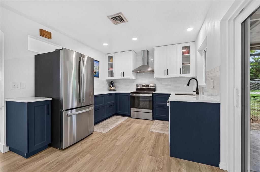 For Sale: $434,700 (2 beds, 1 baths, 1169 Square Feet)
