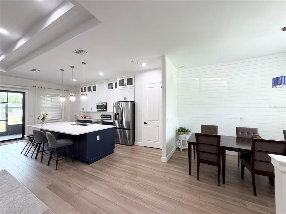 En Venta: $530,000 (3 camas, 3 baños, 2441 Pies cuadrados)