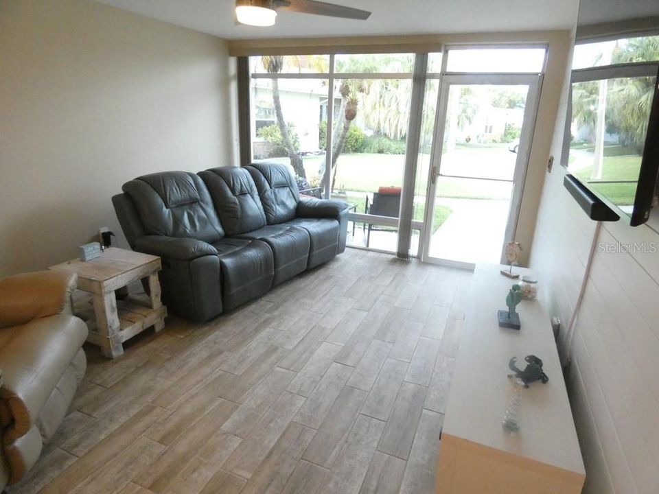 For Sale: $130,000 (2 beds, 1 baths, 768 Square Feet)