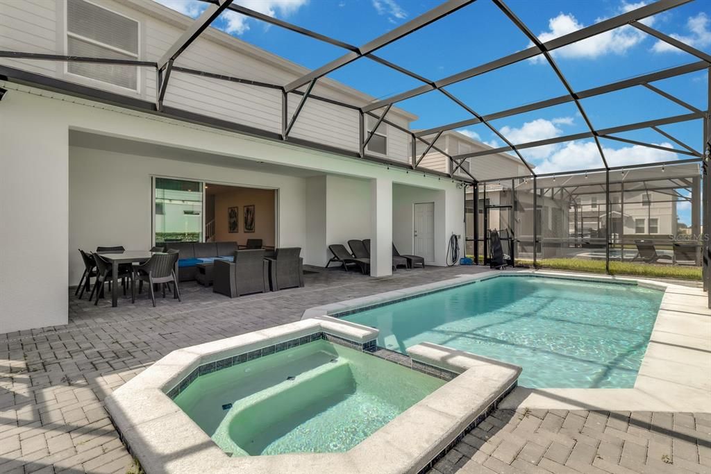 For Sale: $750,000 (9 beds, 6 baths, 4399 Square Feet)