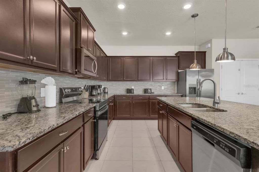 For Sale: $750,000 (9 beds, 6 baths, 4399 Square Feet)