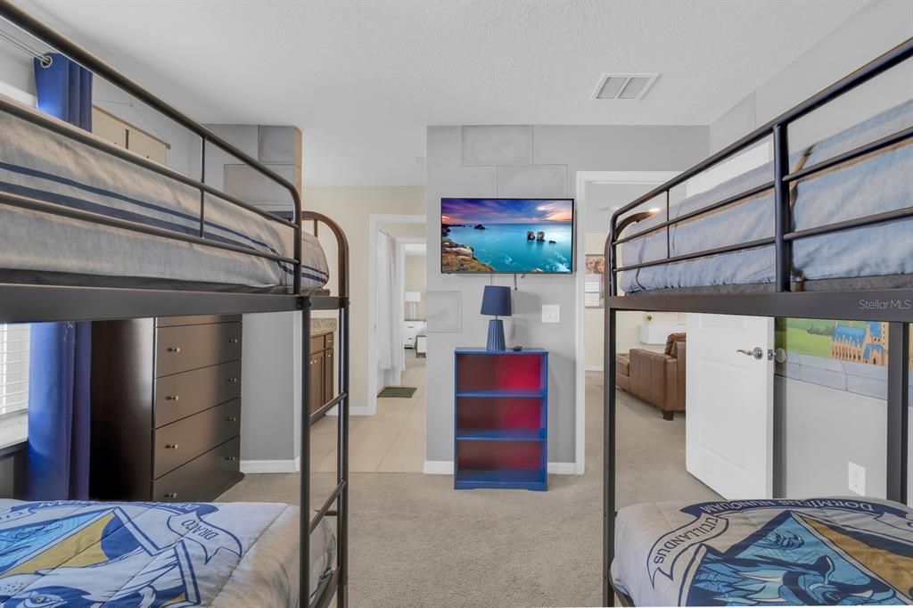 For Sale: $750,000 (9 beds, 6 baths, 4399 Square Feet)