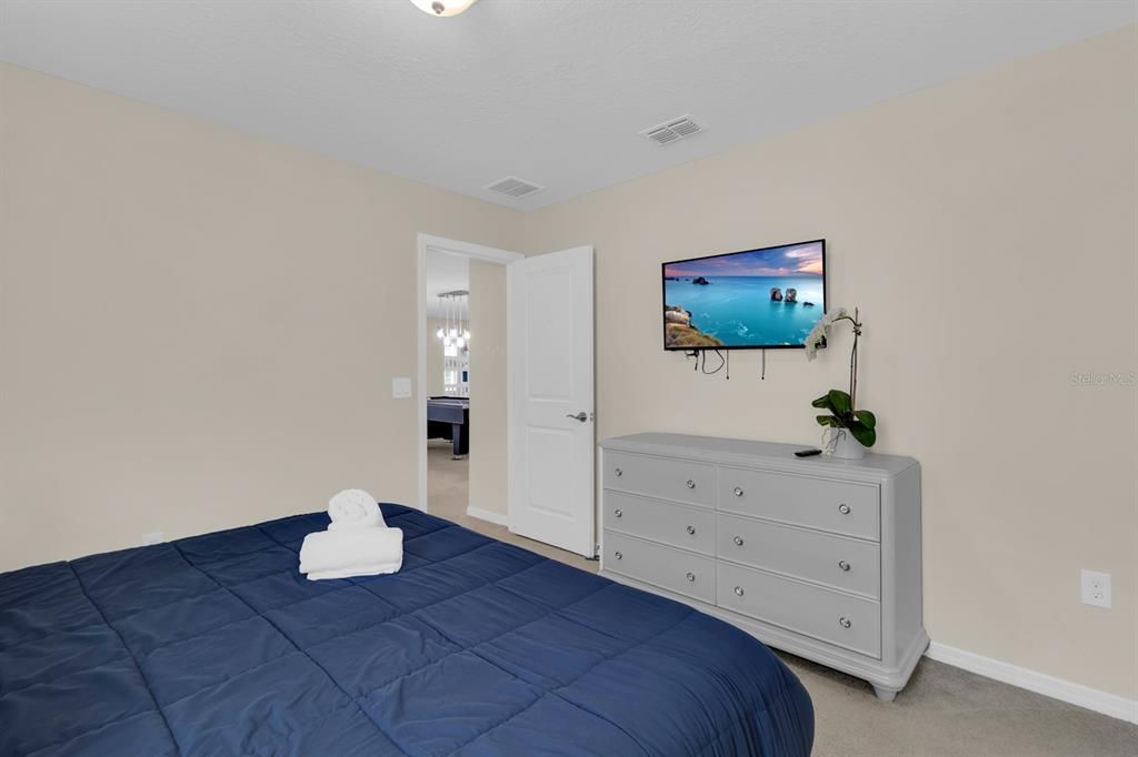 For Sale: $750,000 (9 beds, 6 baths, 4399 Square Feet)