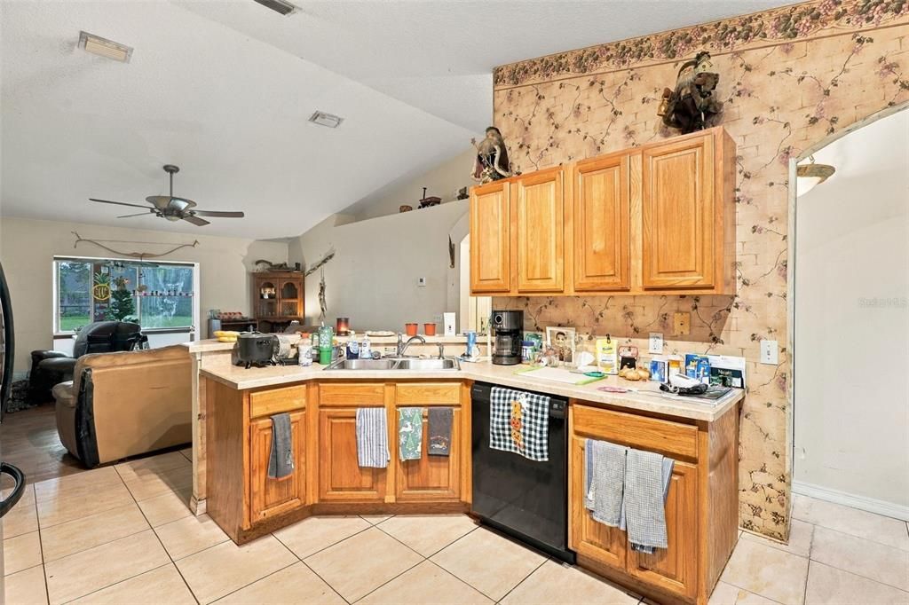 For Sale: $290,000 (3 beds, 2 baths, 1828 Square Feet)