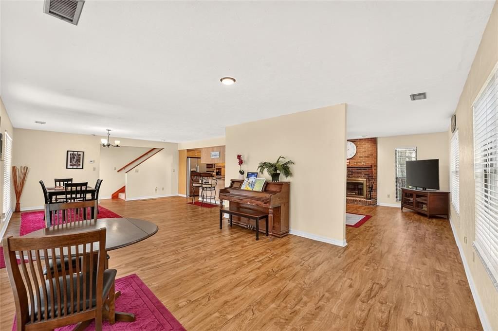 En Venta: $470,000 (4 camas, 3 baños, 3710 Pies cuadrados)