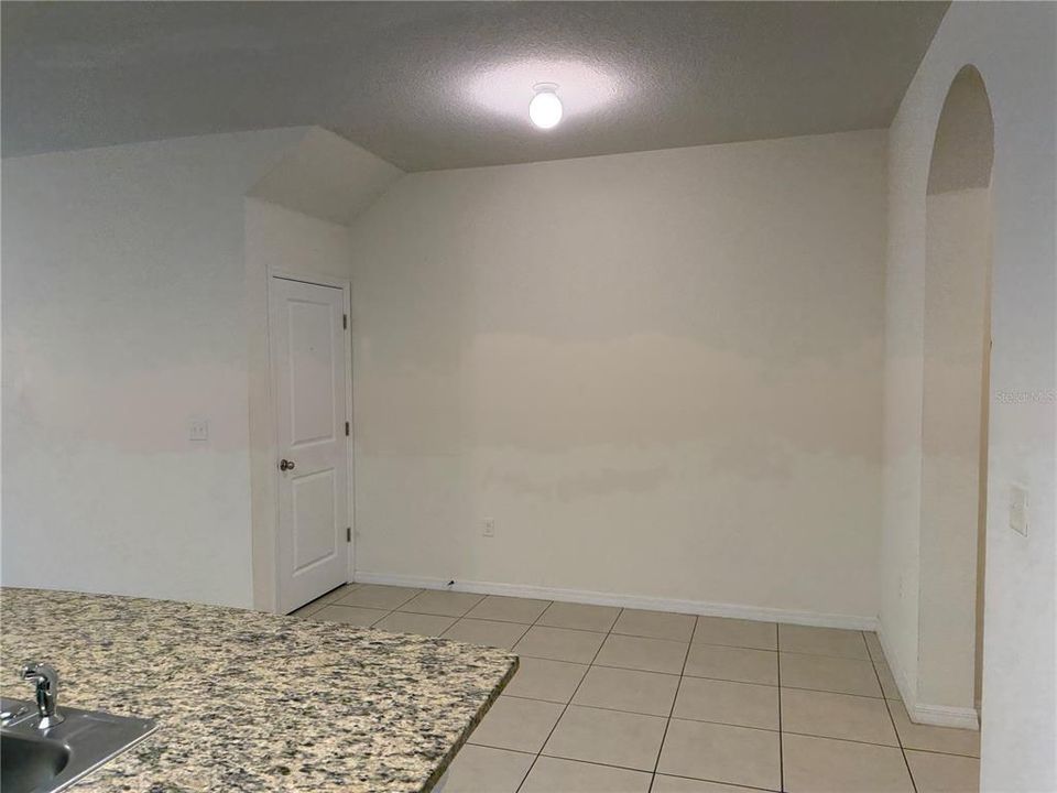 For Rent: $2,100 (3 beds, 2 baths, 1707 Square Feet)
