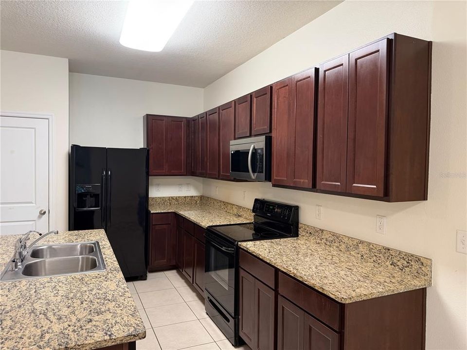 For Rent: $2,100 (3 beds, 2 baths, 1707 Square Feet)