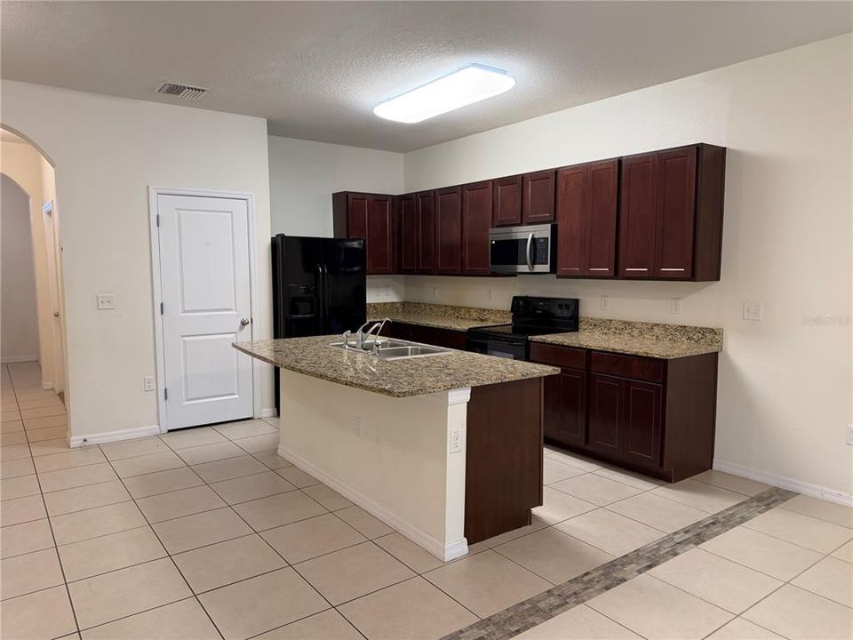 For Rent: $2,100 (3 beds, 2 baths, 1707 Square Feet)