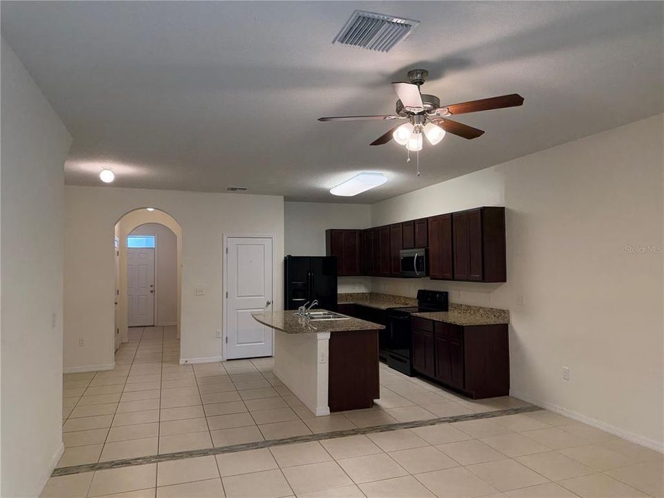 For Rent: $2,100 (3 beds, 2 baths, 1707 Square Feet)