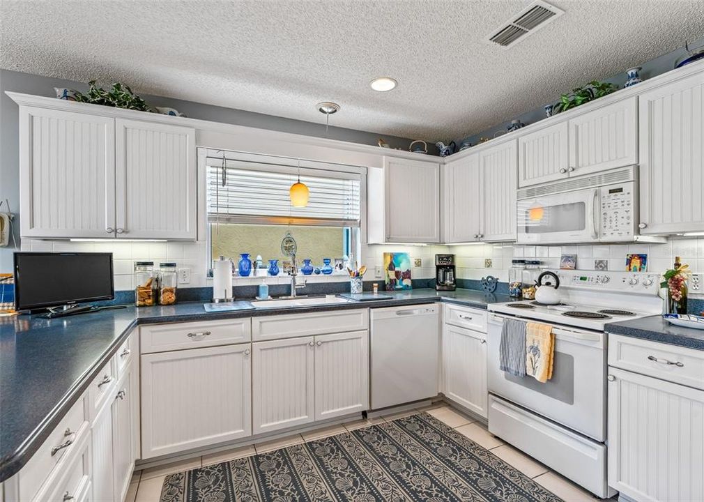 For Sale: $356,000 (3 beds, 2 baths, 1904 Square Feet)