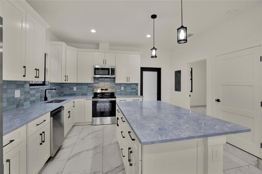 For Sale: $565,000 (3 beds, 2 baths, 1441 Square Feet)