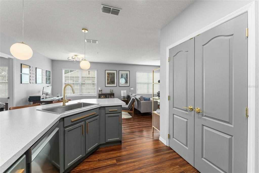 For Sale: $225,000 (2 beds, 2 baths, 1147 Square Feet)