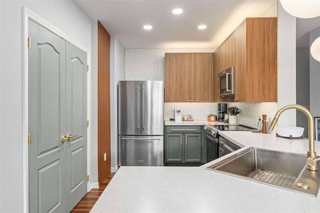 For Sale: $225,000 (2 beds, 2 baths, 1147 Square Feet)