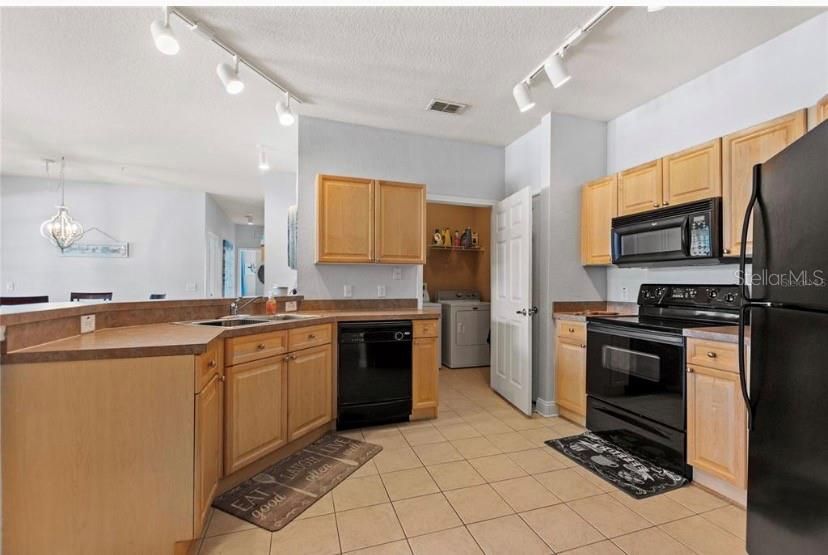 En Venta: $270,000 (4 camas, 2 baños, 1688 Pies cuadrados)