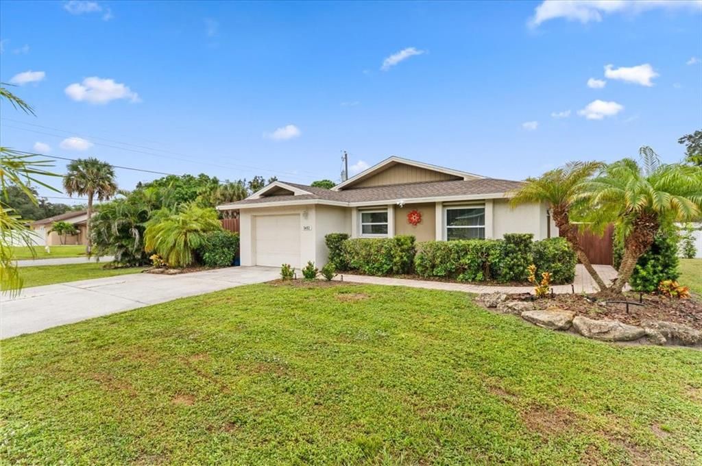 For Sale: $595,000 (3 beds, 2 baths, 1210 Square Feet)