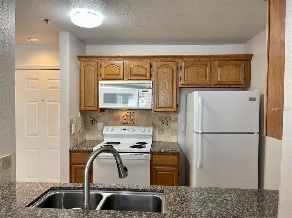 For Sale: $105,000 (1 beds, 1 baths, 674 Square Feet)