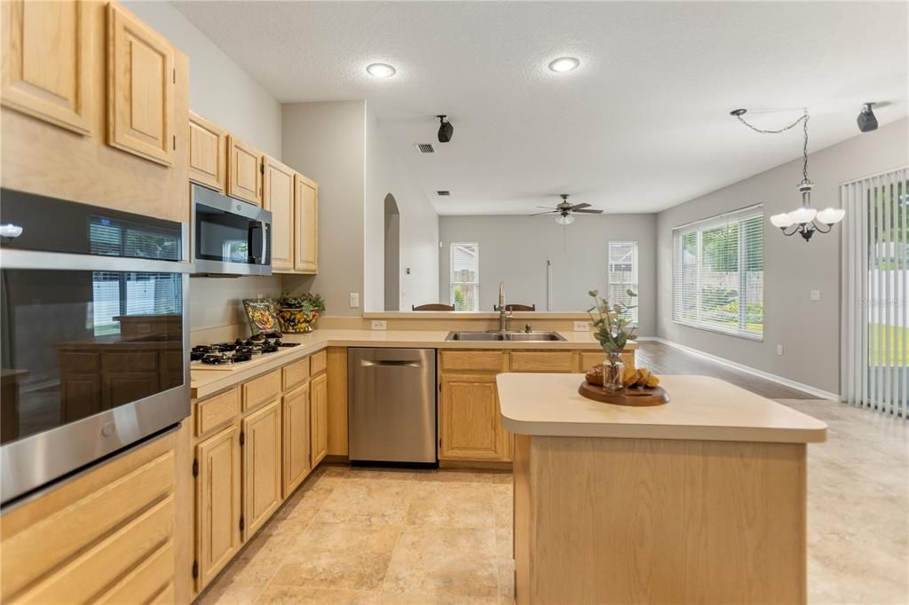 На продажу: $489,999 (4 спален, 2 ванн, 2227 Квадратных фут)