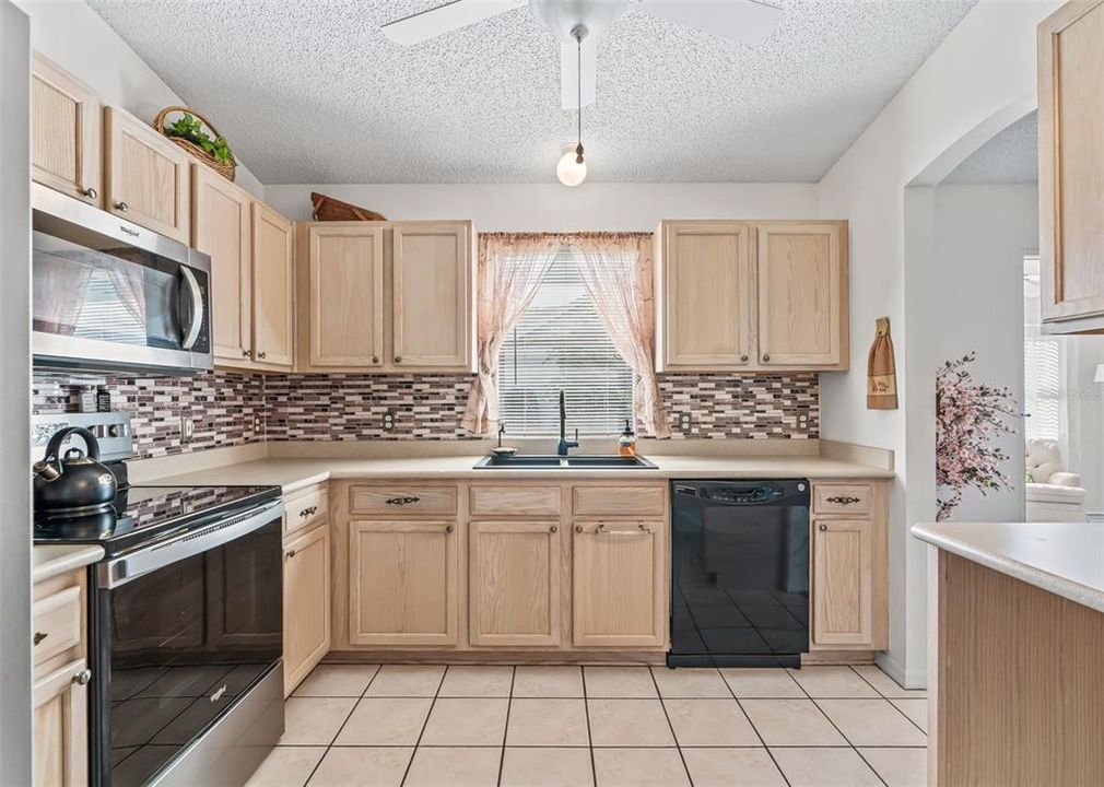 На продажу: $299,900 (2 спален, 2 ванн, 1383 Квадратных фут)