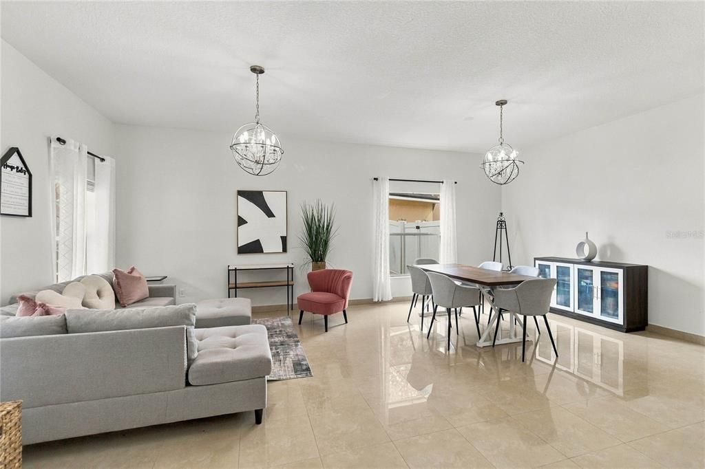 En Venta: $550,000 (5 camas, 3 baños, 2747 Pies cuadrados)