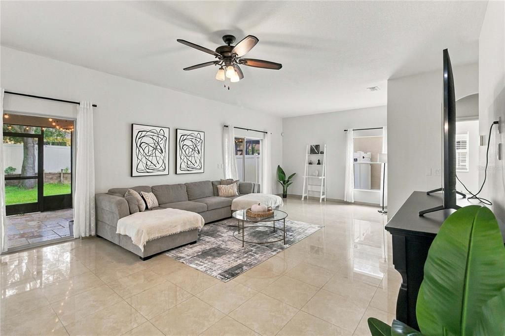 En Venta: $550,000 (5 camas, 3 baños, 2747 Pies cuadrados)